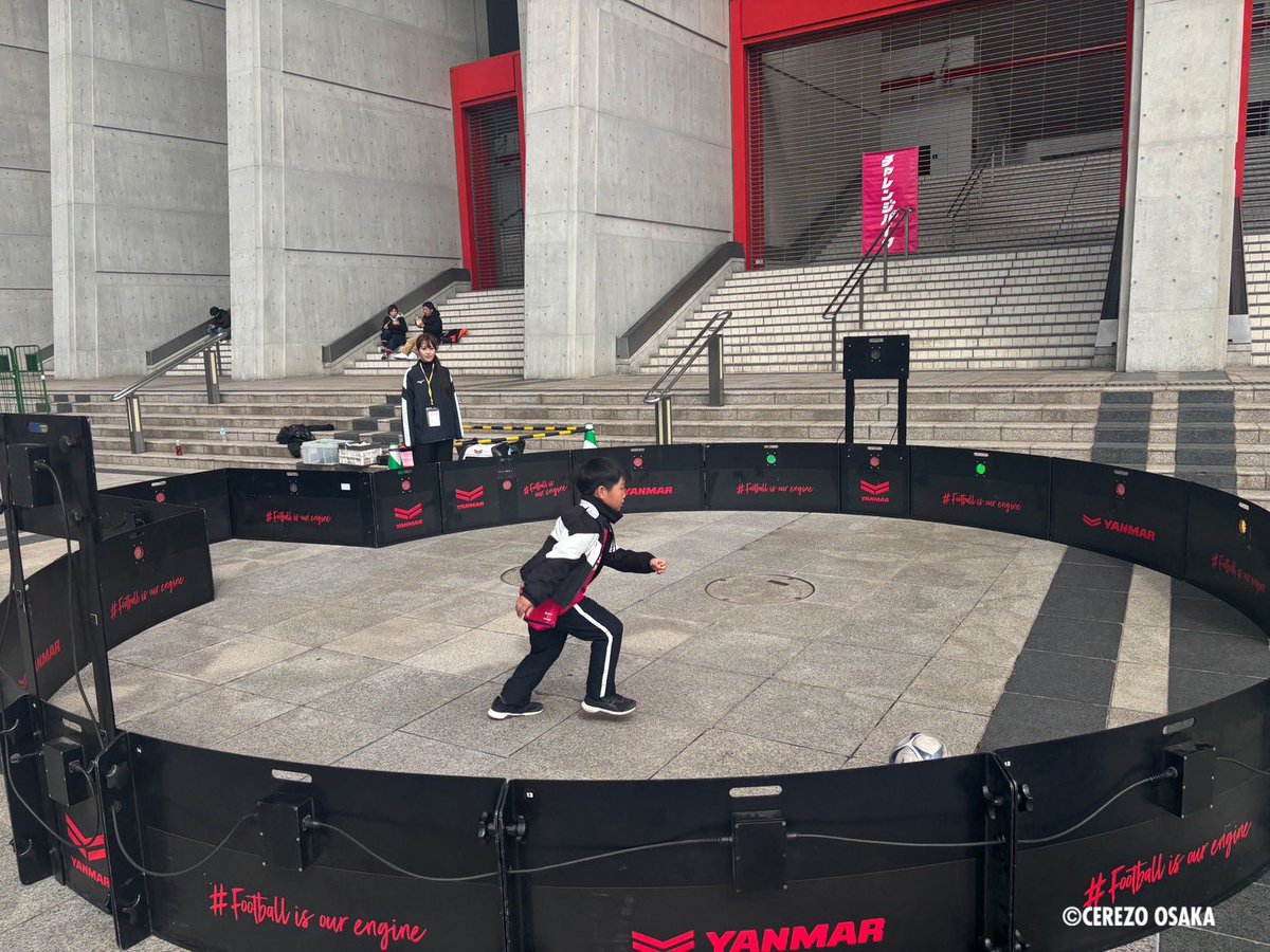 長居公園内 ヤンマースタジアム長居 メイン南スタンド前（場外）にて