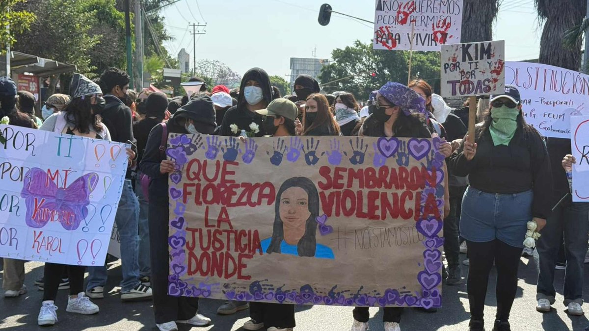Punto4T's tweet photo. 🔴Estudiantes marchan por quinto día en Morelos para exigir justicia ante desapariciones y feminicidios de compañeras.
#Morelos #Cuernavaca #JusticiaParaEllas #NiUnaMás #ProtestaEstudiantil https://t.co/Lt6iqK9JrQ