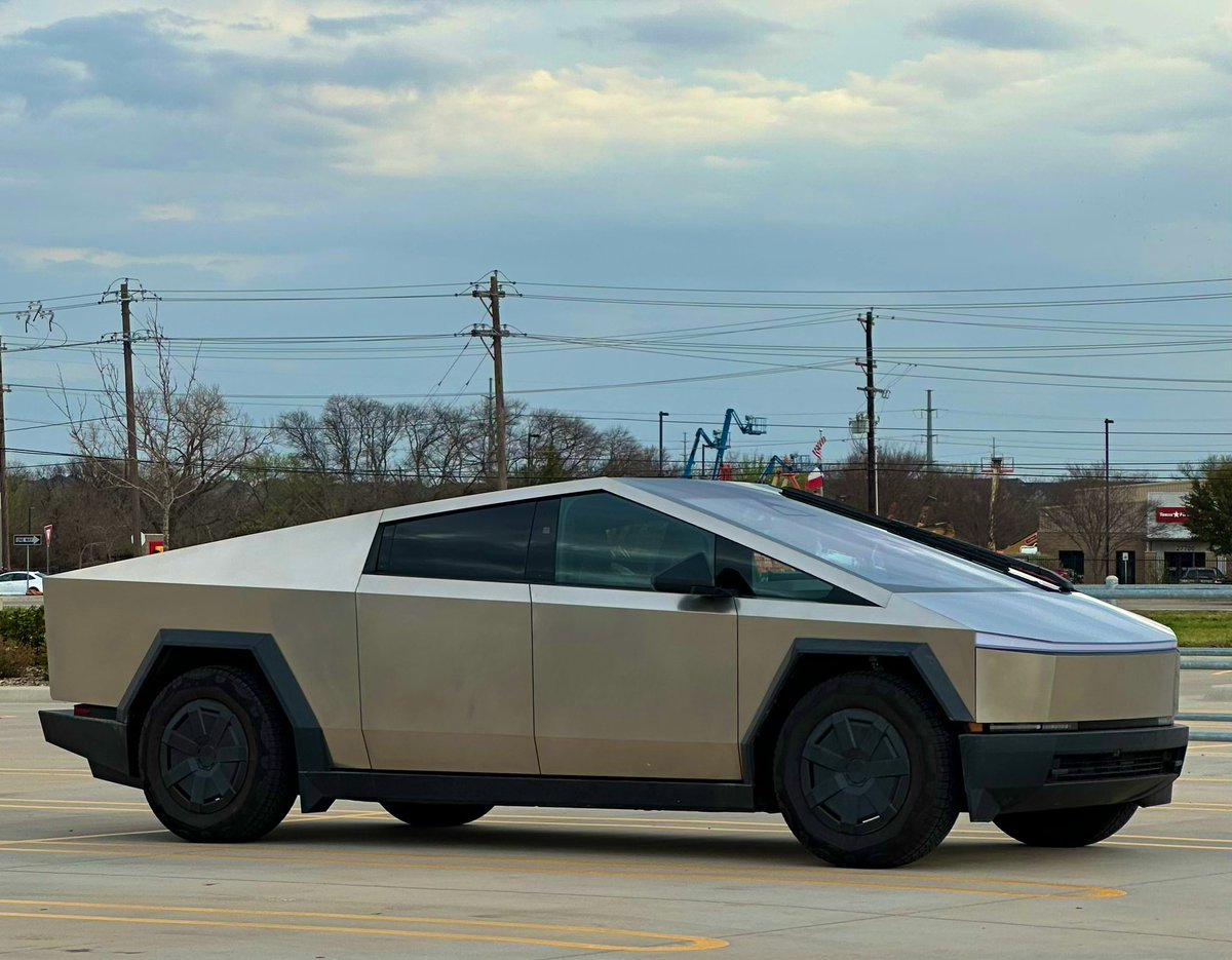 Guess how I got to 1.6k followers

Just posting my Cybertruck everyday😉