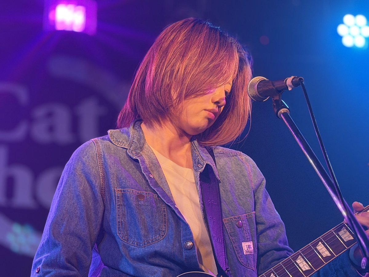 yuri_dr_sun's tweet photo. 2026.3.6 ハイブリってみました。～アコ女・オケ女～vol50 新宿cat's hole
アコ女にエレキで登場
一瞬なんでやねんと心の中でつっこんだものの久しぶりにエレキをたっぷり聴けて盛り上がったのでした
熱かったぜ！
#猫穴
#YuLyrics #YURI https://t.co/zb2nNKlKSr