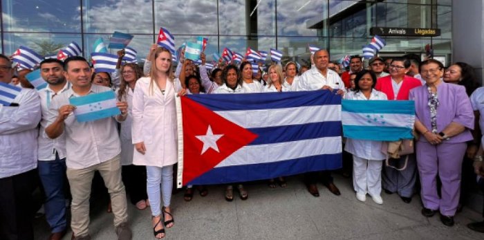 Arribaron a #Cuba 🇨🇺 172 profesionales de la salud con el reconocimiento a su noble y humana labor en Honduras.

Más de 30 millones de consultas y casi 900 mil intervenciones quirúrgicas realizaron los galenos que regresan de tierras hondureñas.

🔗: cubaminrex.cu/es/llega-cuba-…