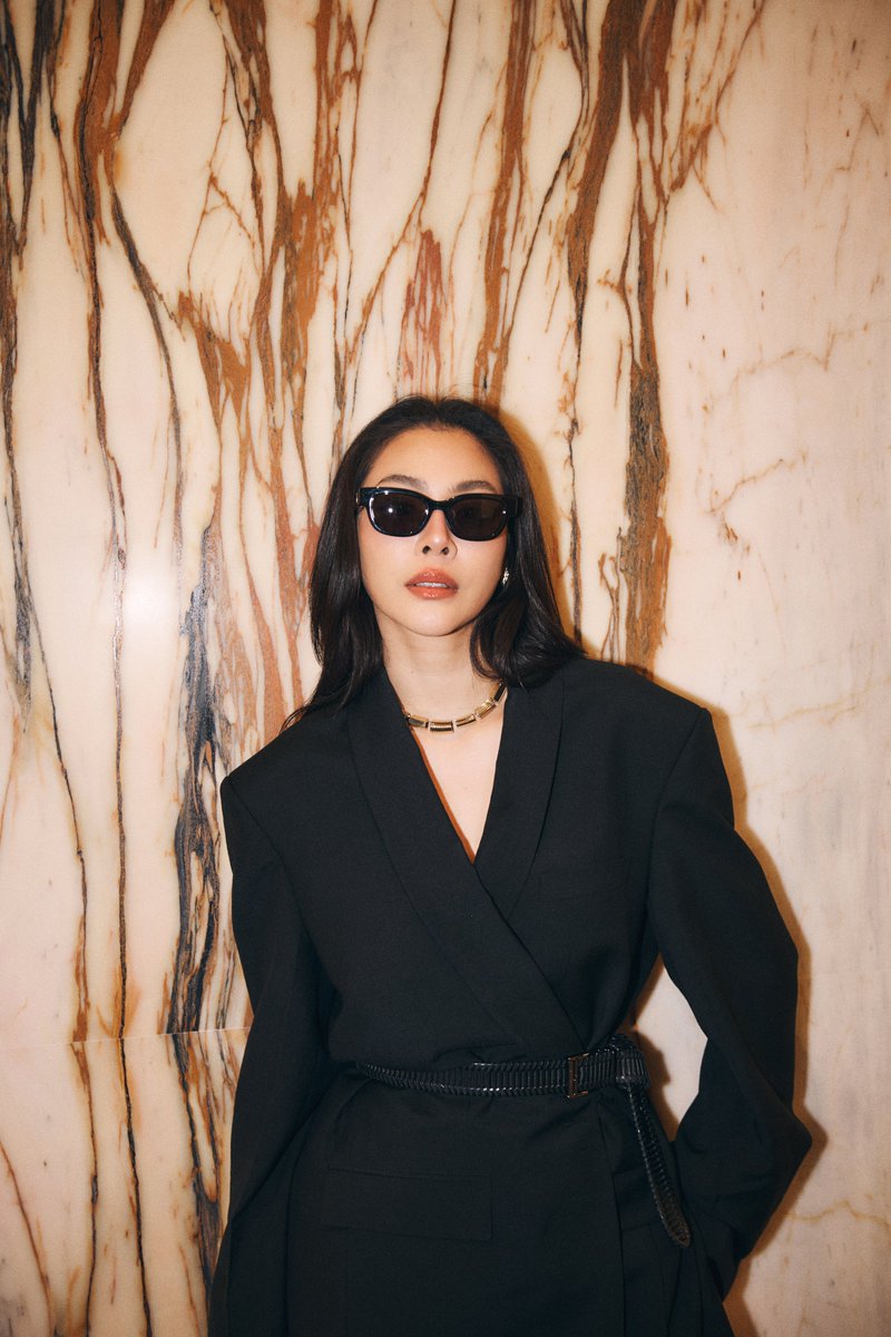 _24News_'s tweet photo. ประสบการณ์สุดเอ็กซ์คลูซีฟ: ลุคเยือนบูติก

FAYE ICONIC MARCH 07  
#Ferragamo #FerragamoFW26 #FayePeraya #ฝ้ายพีรญา #ferragamoxfaye  

ระหว่างการเยือนบูติกแฟลกชิปของ Ferragamo ณ กรุงมิลาน แบบเอ็กซ์คลูซีฟ ฝ้าย–พีรญา ปรากฏตัวในลุค Polished Chic ที่ผสานความเฟมินีนและความโดดเด่นอย่างมั่นใจ ผ่านชุดสูทดีไซน์สง่างาม จับคู่กับ กระเป๋าใบเล็กสีดำประดับขนนกอันหรูหรา ที่ช่วยเติมเสน่ห์ให้ลุคอย่างมีสไตล์ ทั้งนี้ ลุคนี้ยังสะท้อนถึงความประณีตของงานฝีมือและมรดกอันยาวนานของแบรนด์ได้อย่างลงตัว และในขณะเดียวกัน แฟน ๆ จำนวนมากได้มารวมตัวกันบริเวณหน้าร้านเพื่อให้กำลังใจ พร้อมส่งเสียงเชียร์อย่างอบอุ่นเมื่อเธอออกมาทักทายอย่างเป็นกันเอง