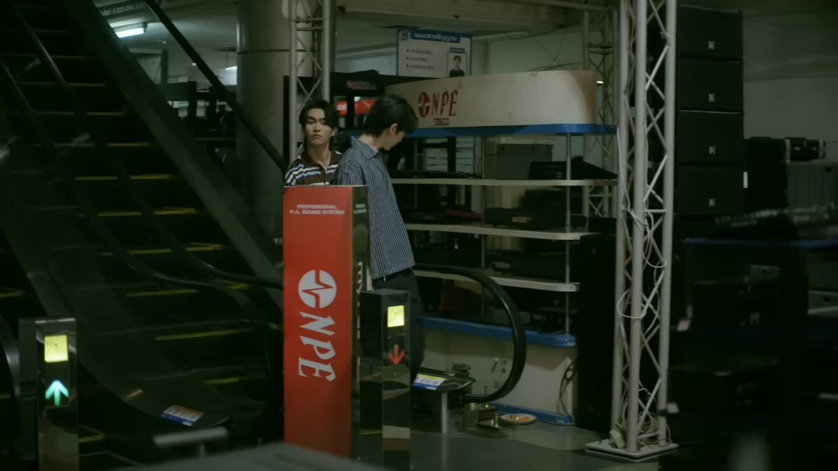 ChangChan2704's tweet image. Dù đang ở vai trò gì chàng trai 💛vẫn luôn quan tâm đặc biệt anh chàng mà cậu ấy  thích.. luôn quay đầu nhìn lại mỗi khi bước xuống 🥰🫠

#OnlyFriendsDreamOnEP2