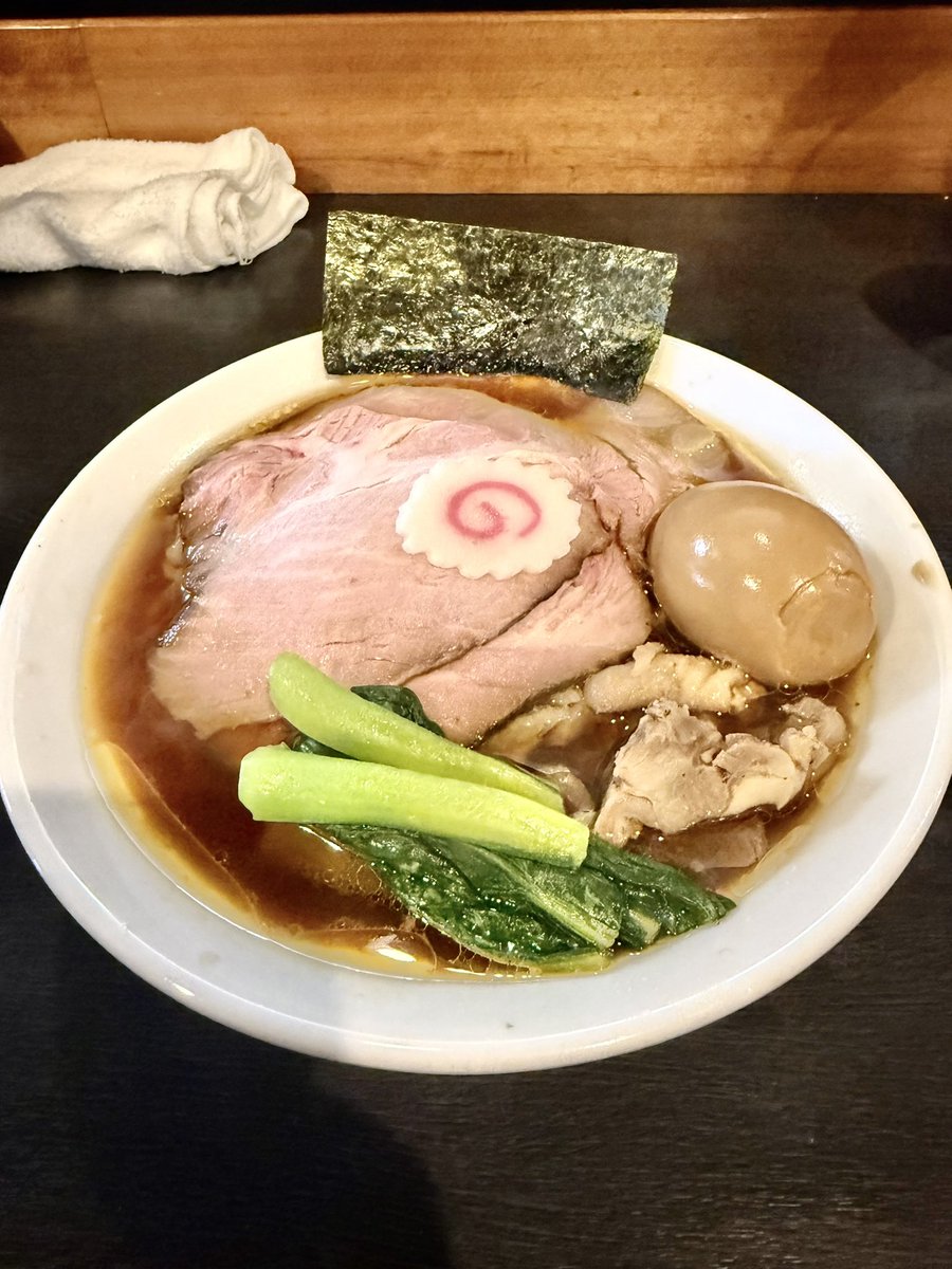 Pikkoloman's tweet photo. 美容室の帰りに気になっていたお店に初訪問🍜
太めの平打ちちぢれ麺が醤油ベースのスープと絡んで美味し👍
スープも完飲、ごっつぁんした！

#特製ラーメン
#ナルトはコレでないとね🍥
@menyagoto https://t.co/53QWX058In