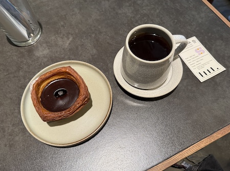 kareikarai's tweet image. 今朝は散歩がてらLITにてパンとコーヒー。 
荒んだ一人暮らしの休日は1日家でだらだら。
朝、坂道登ってお店まで歩いて行くのは、健康のために大事なことなのだ。 
本日のコーヒーは　ルワンダ。
ルワンダのコーヒーの麻袋を持っているから（笑） 

#LIT. #コーヒー #パン #飯田市 #散歩とコーヒー