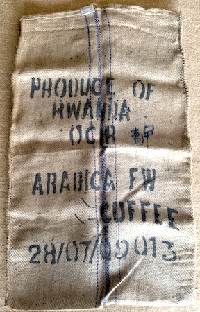 kareikarai's tweet image. 今朝は散歩がてらLITにてパンとコーヒー。 
荒んだ一人暮らしの休日は1日家でだらだら。
朝、坂道登ってお店まで歩いて行くのは、健康のために大事なことなのだ。 
本日のコーヒーは　ルワンダ。
ルワンダのコーヒーの麻袋を持っているから（笑） 

#LIT. #コーヒー #パン #飯田市 #散歩とコーヒー