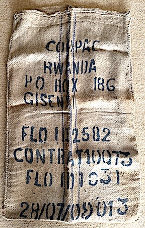 kareikarai's tweet image. 今朝は散歩がてらLITにてパンとコーヒー。 
荒んだ一人暮らしの休日は1日家でだらだら。
朝、坂道登ってお店まで歩いて行くのは、健康のために大事なことなのだ。 
本日のコーヒーは　ルワンダ。
ルワンダのコーヒーの麻袋を持っているから（笑） 

#LIT. #コーヒー #パン #飯田市 #散歩とコーヒー