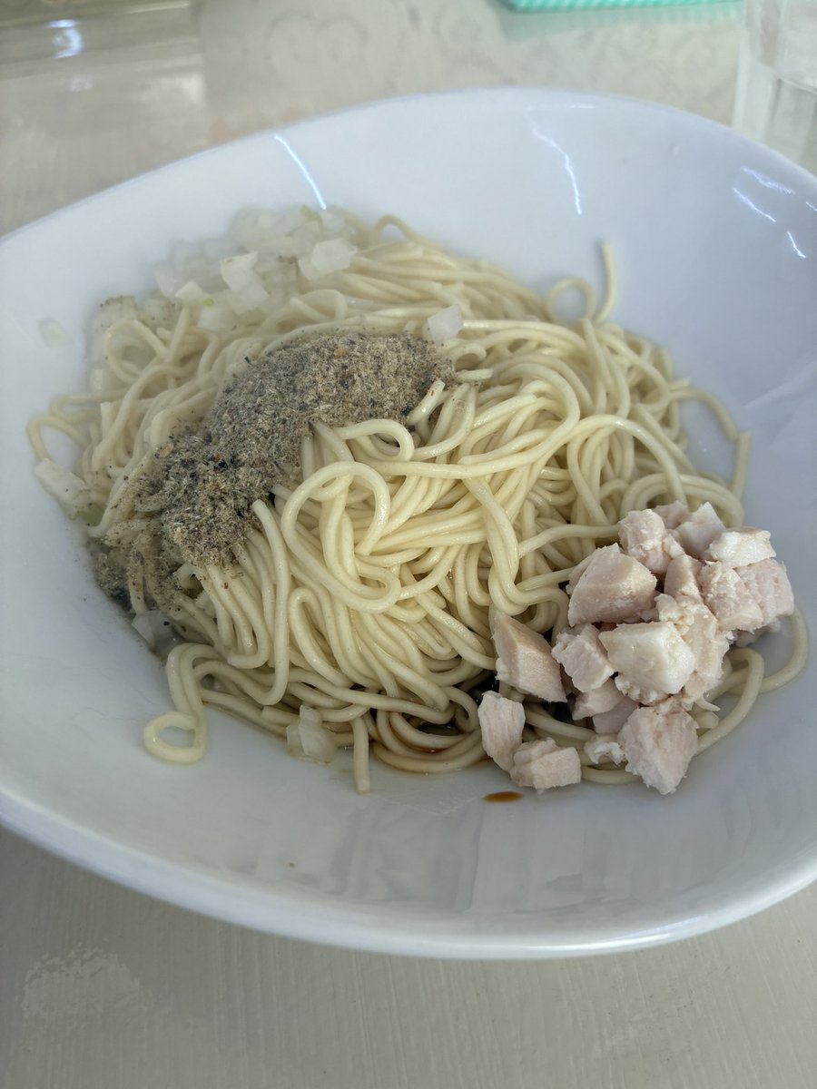 madao_OWO's tweet photo. 胎内市   にぼにゃん
銀の濃厚¥830＋味玉(スタンプで無料)＋煮干和え玉¥250

最高に煮干しの気分だったので煮干しまみれになってきました。
パツパツ細麺と濃厚煮干しの相性抜群で、今日も最高に美味かったです。
コスパが良すぎて嬉しい限りですが、そろそろ値上げしても良いかと思います。 https://t.co/8FY9syoCWG