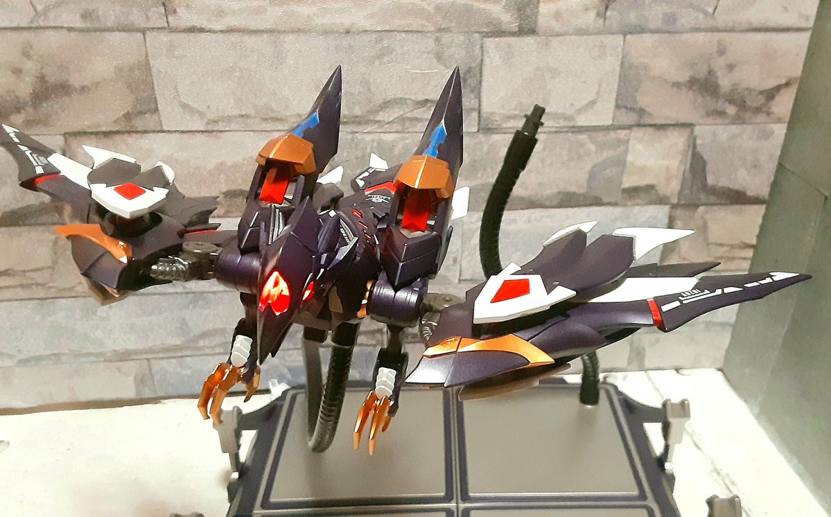 昨日開封したレイヴンの画像の追加です。
レイヴンの名のとおり、背中のバックパックは鳥型メカとして単体でディスプレイ出来ます。
翼や脚、首も可動するのでこれ単体でもいいものだと思います 