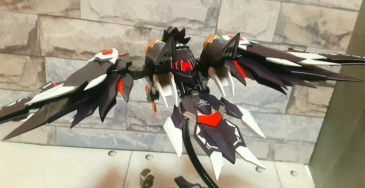 昨日開封したレイヴンの画像の追加です。
レイヴンの名のとおり、背中のバックパックは鳥型メカとして単体でディスプレイ出来ます。
翼や脚、首も可動するのでこれ単体でもいいものだと思います 