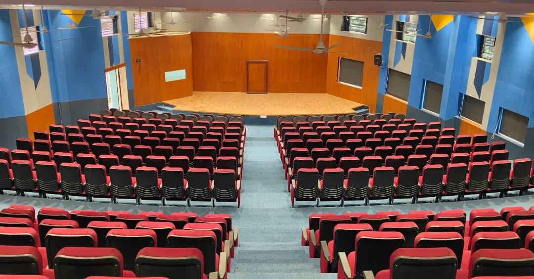 स्थानिक कलाकारांना हक्काचे व्यासपीठ मिळवून देण्यासाठी पालकमंत्री उदय सामंत यांच्या संकल्पनेतून रत्नागिरीत एक सुसज्ज ‘मिनी थियेटर’ उभारण्यात आलेले आहे. या मिनी थिएटरचे उद्घाटन दिनांक ७ मार्च २०२६ रोजी सायंकाळी ६ वाजता अरिहंत मॉल येथील रत्नागिरी संस्कृत उपकेंद्र येथे पार पडणार आहे.