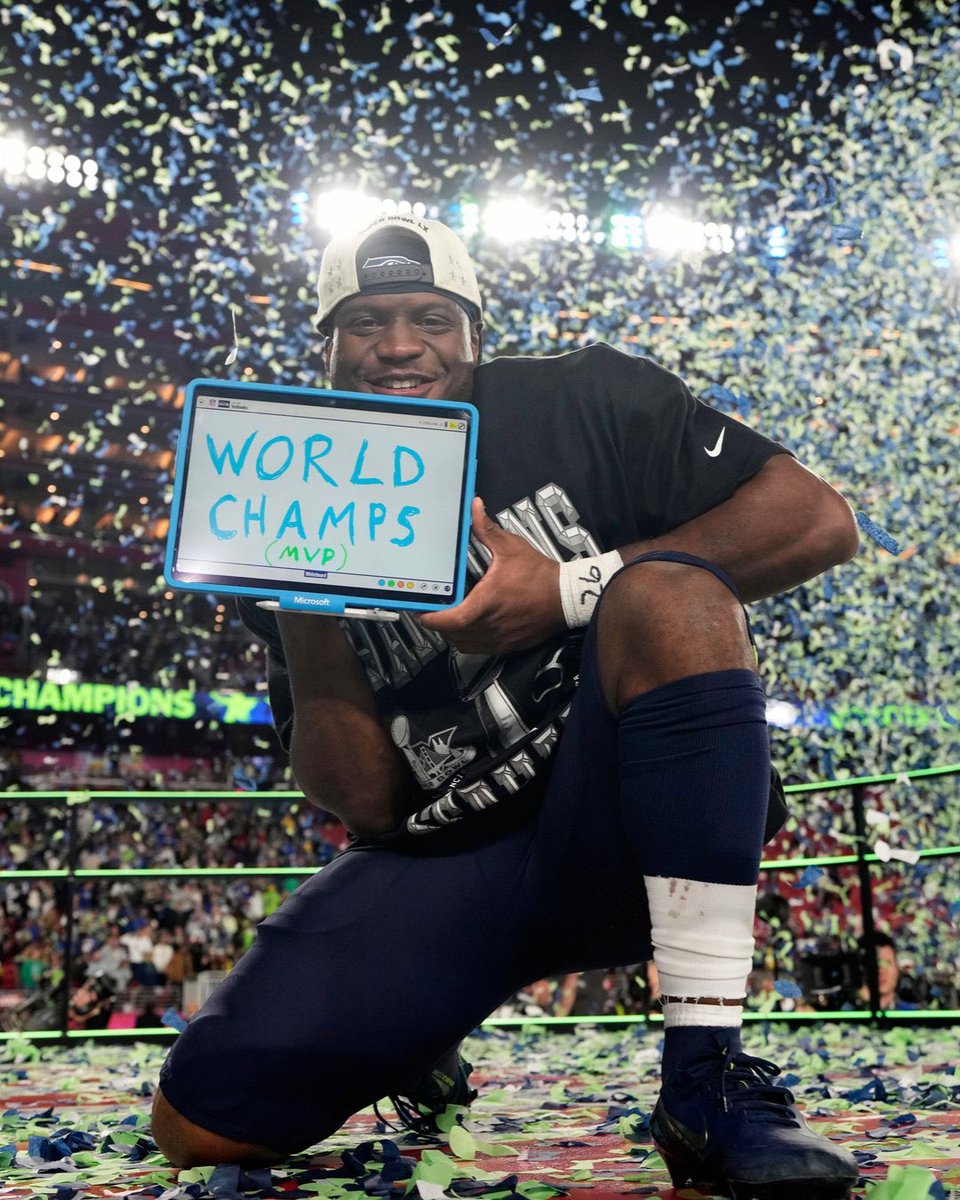 Emerald City Retard Artist 💍💍 tweet media