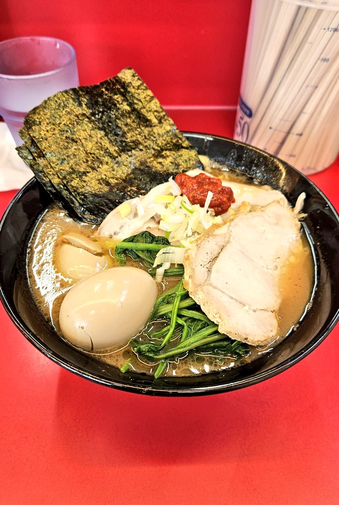 🍍横浜家系ラーメン宮里家

♨️上ラーメン1,100円
🥇気分は上々スペシャル✨
👨武蔵家も改革に乗り出しましたか🏇

💴色んなモノが値上がりしている中
🌾🍚ライス無料継続はありがたや( T∀T)

ジャーのフタ乱暴にしめる輩おりますが
そっとしめて下さい🔥

🍱ごっそーさん👏
