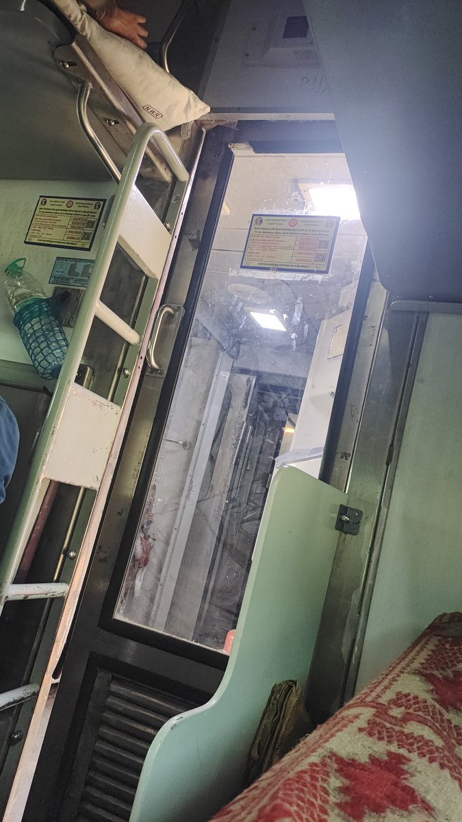 maryrosebaba's tweet photo. @DrmAjmer @NWRailways @RailMinIndia @RailwaySeva @WesternRly @SWRRLY @AshwiniVaishnaw It's now fixed.. but the main issue is that the door is slider and unaware passengers push it considering it usual pull/push door and it gets dislodged resulting to today's situation.

So plz put some sticker to inform about the slider gate to avoid same issue in future. https://t.co/tqrWtT8YA4