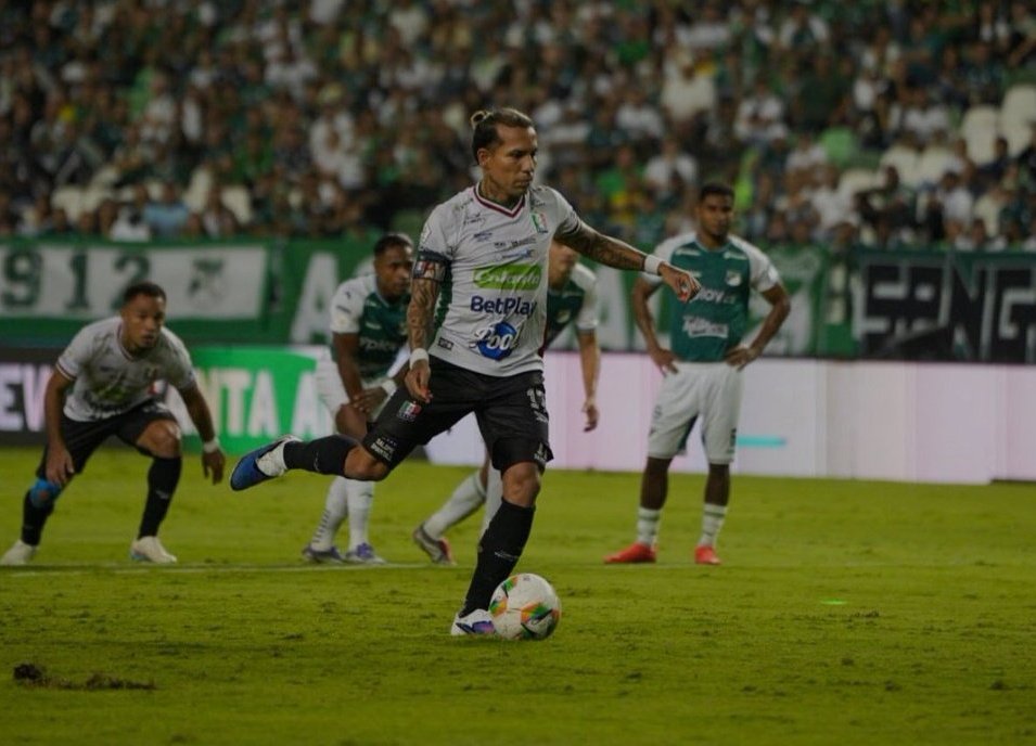 MiguelRGRadio's tweet photo. @elmago_b @rusbelfranco @championgol @PipeZarruk @julisalazarmeza Don Dayro Mauricio Moreno Galindo a hoy por Liga sigue haciendo historia ahora en el estadio del Cali:
-258 goles
-544 Partidos
-47.4% de Efectividad
Salud Goleador 🥃⚽🪄 #DM17 https://t.co/YuBRXBRYhs