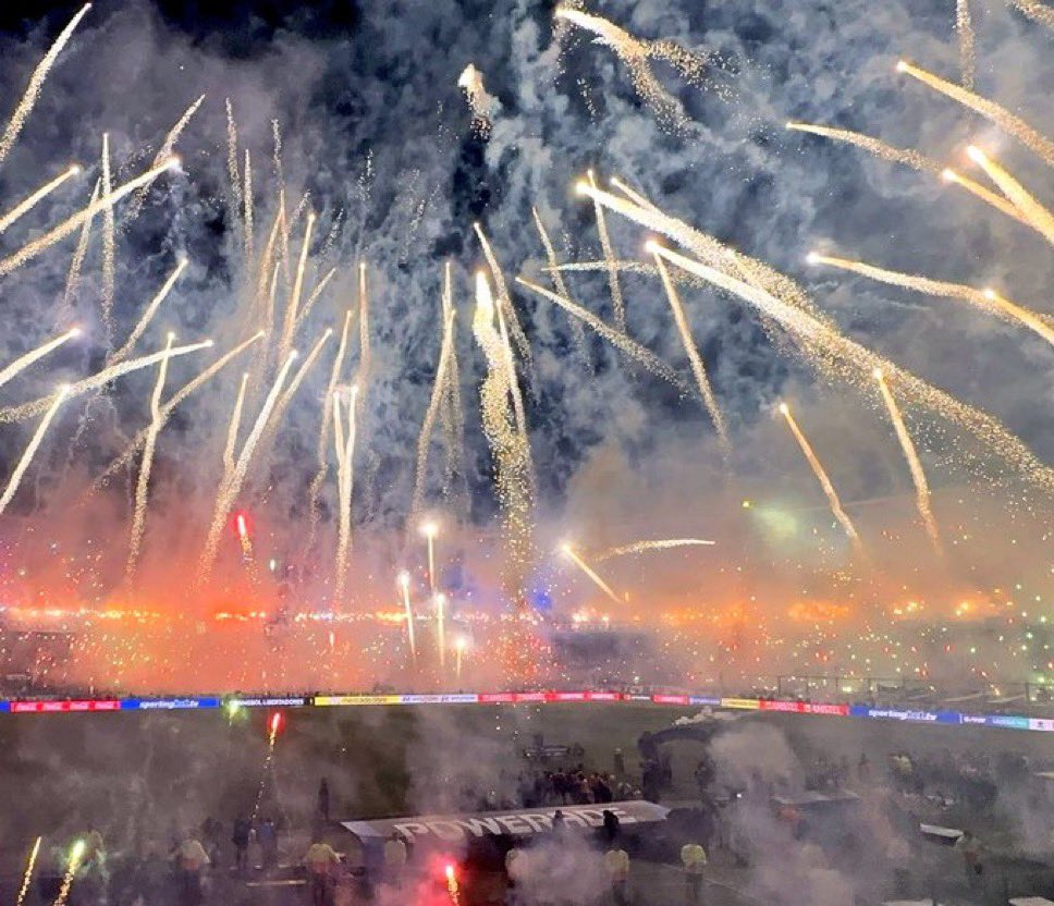 Feliz día para nosotros.

La mejor hinchada del mundo.