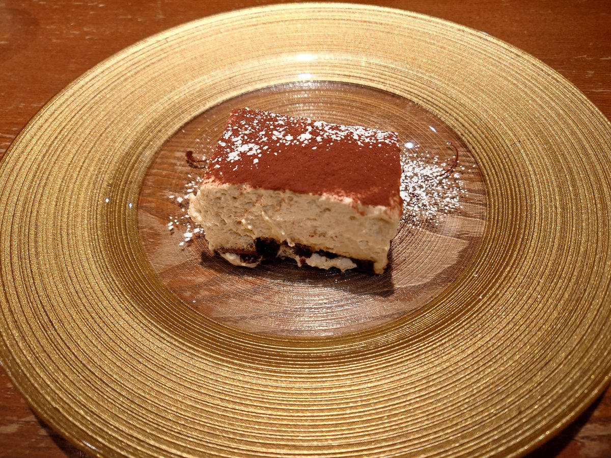 ozyoh's tweet photo. ケーキを食べるの！ https://t.co/jn1rJiZzaK