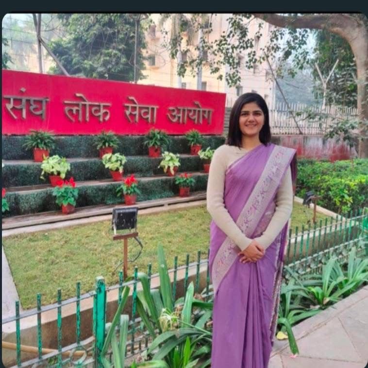 policemedianews's tweet photo. इंस्पेक्टर राकेश यादव की बेटी सुरभि यादव ने UPSC में 14वीं रैंक हासिल की
 
गांव नसीर नगला की निवासी सुरभि यादव ने सेल्फ स्टडी से यह मुकाम हासिल किया। 

#amroha #upsc2025 #UPSC2026 #UPSCResult #UPSCCivilService https://t.co/jmNRtSiYTg