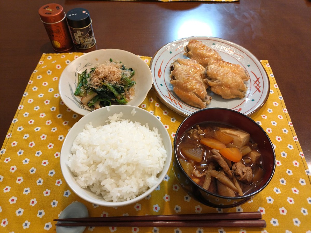 yutatsu2_5's tweet photo. 3月に入ってあっという間に1週間
ひな祭りのチラシはちょっと色が地味な感じになってしましましたが、茶碗蒸しと美味しくいただきました。
ほか、最近のご飯は
塩鮭と筑前煮
手羽先のグリル焼きと豚汁
でした。
#お腹ペコリン部 #おうちごはん https://t.co/3wU15SUGyM