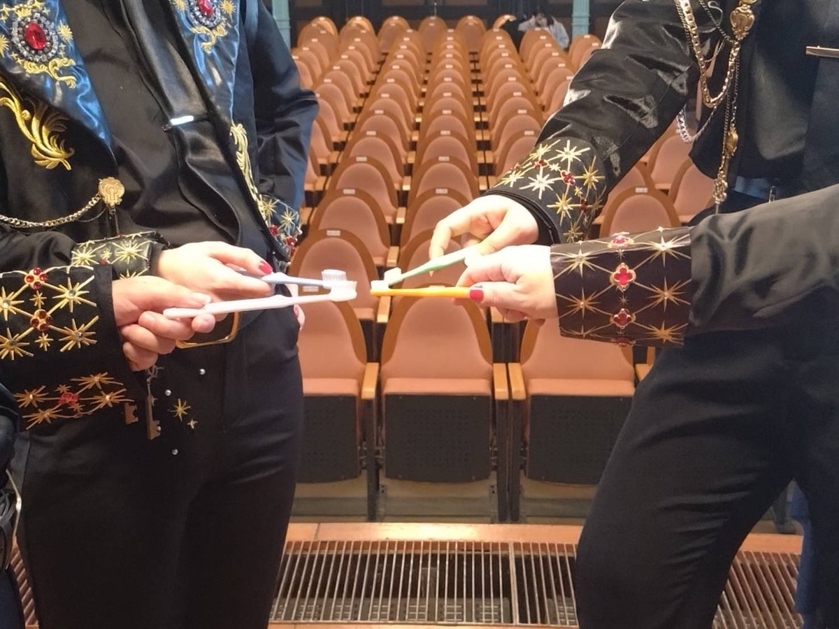 ペンライト？いえ、歯ブラシです