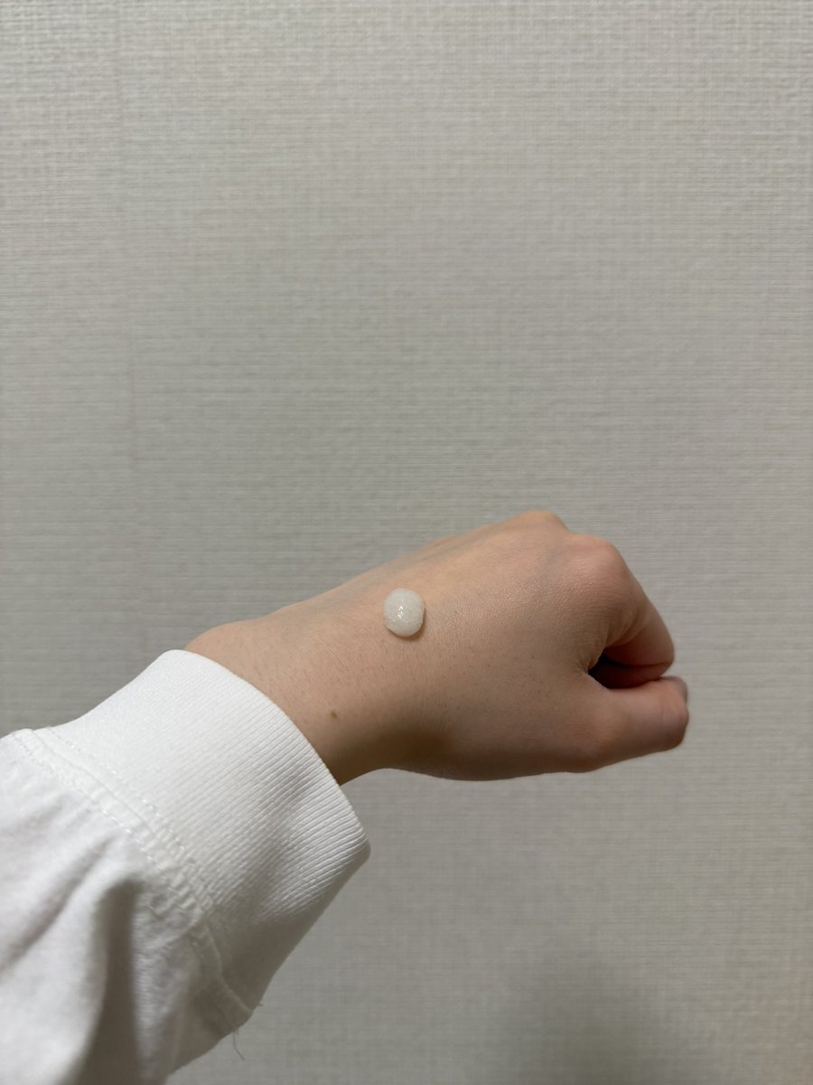__smile30__'s tweet photo. アロマティカ（@aromatica_jp ）さんからローズマリー　スカルプスクラブをいただきました！🌙

大粒のスクラブで頭皮マッサージするだけでちょースッキリした🌿
爽やか系の香りで気分切り替えたい時に使うのが最高だった✨💞

#pr #むーんぱわーさろん #アロマティカ https://t.co/62fa4hpyCl