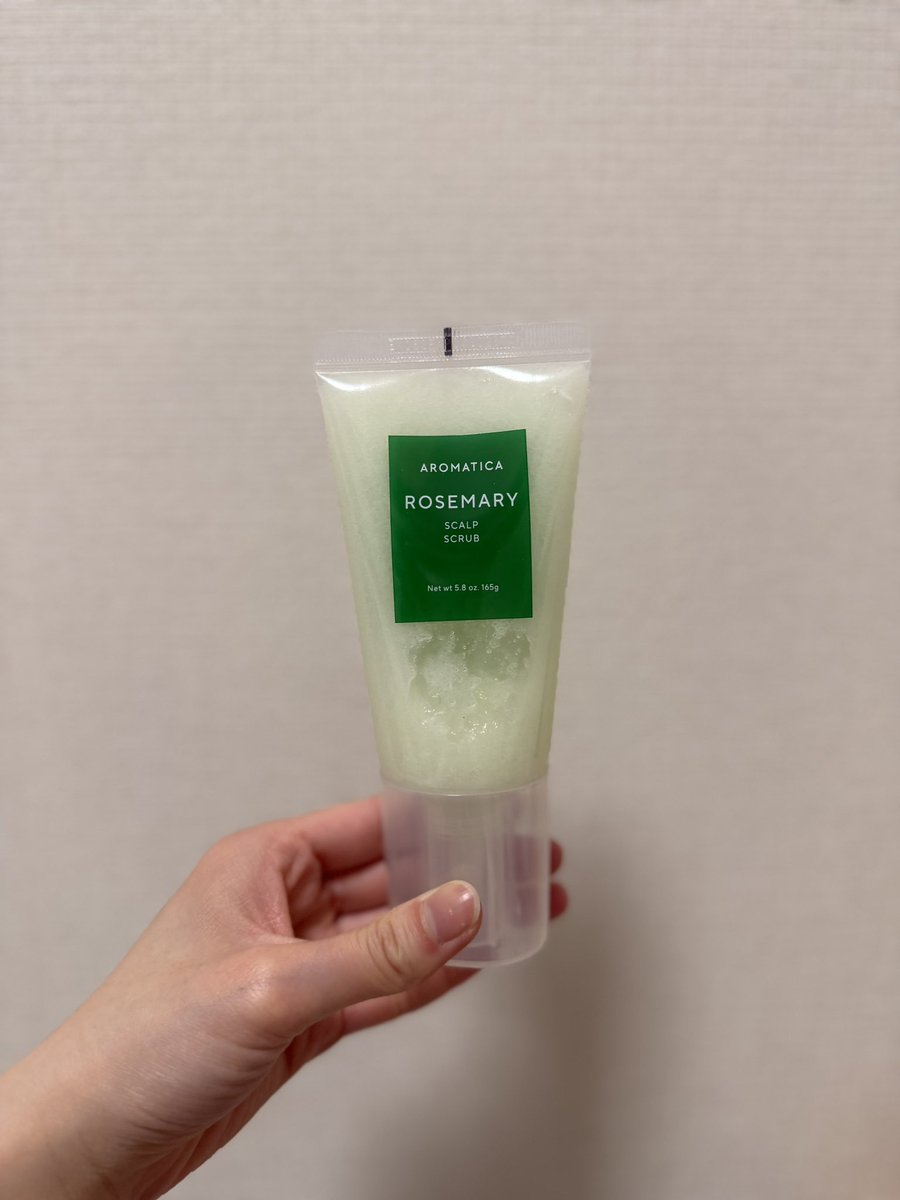 __smile30__'s tweet photo. アロマティカ（@aromatica_jp ）さんからローズマリー　スカルプスクラブをいただきました！🌙

大粒のスクラブで頭皮マッサージするだけでちょースッキリした🌿
爽やか系の香りで気分切り替えたい時に使うのが最高だった✨💞

#pr #むーんぱわーさろん #アロマティカ https://t.co/62fa4hpyCl