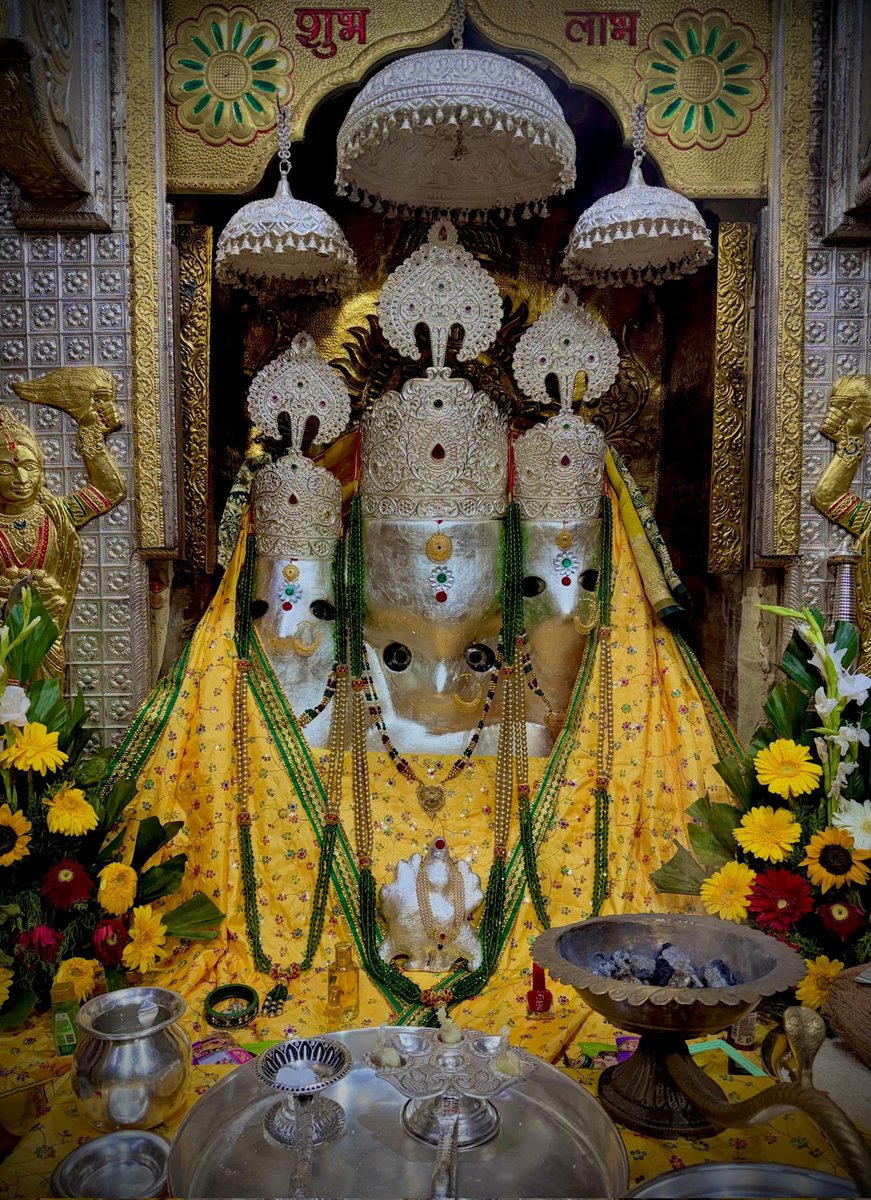 drhiteshbajpai's tweet photo. ।। जय माँ बगलामुखी ।।

माँ बगलामुखी, नलखेड़ा के आज के प्रात: दर्शन आपके लिये।

आपका दिन शुभ हो।

अपना ध्यान रखिए!

॥ ॐ ह्लीं बगलामुखी सर्व दुष्टानां वाचं मुखं पदं स्तंम्भय जिव्हां कीलय बुद्धिं विनाशय ह्लीं ॐ स्वाहा ॥ 

👣जय माँ बगलामुखी जी 👣

😊🙏✌️ https://t.co/XbPN5Blemn
