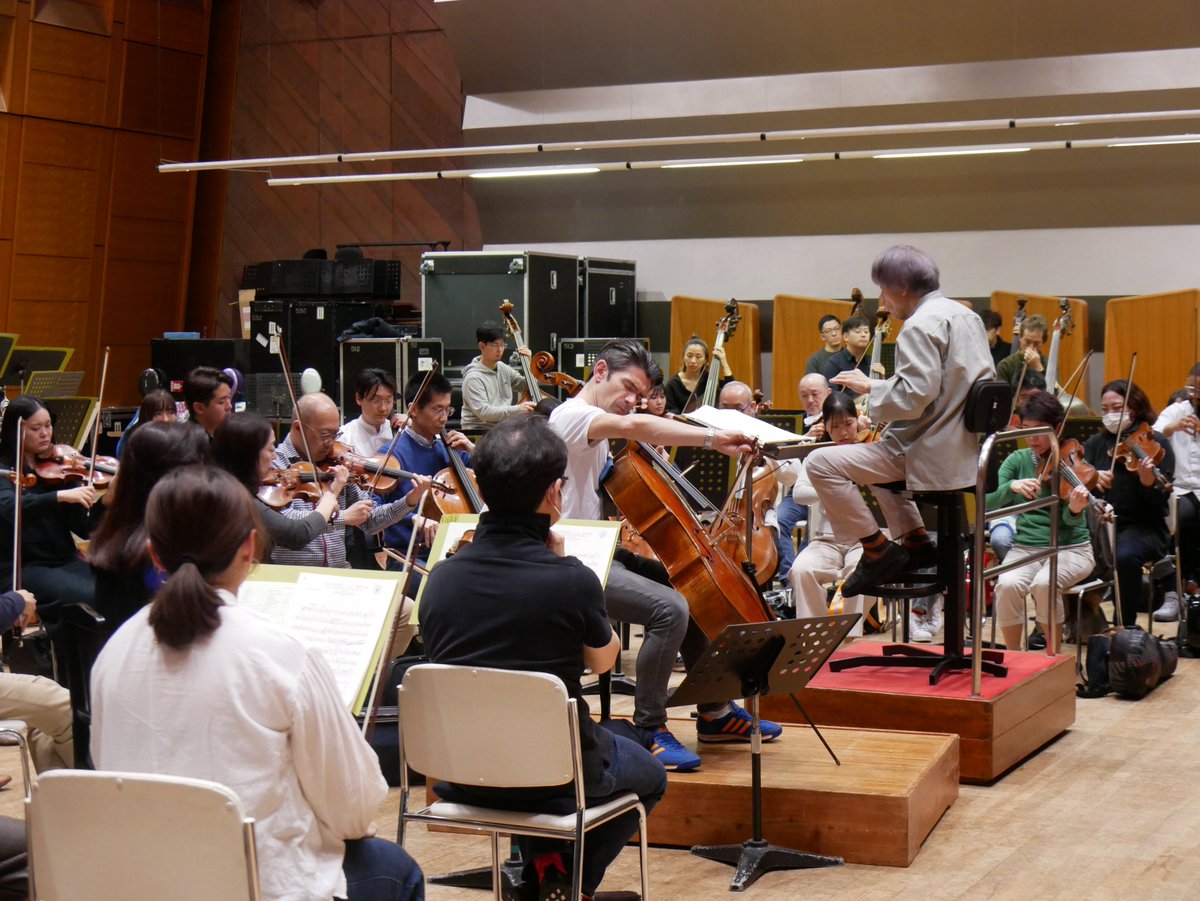 ▶ #都響 3/8（日）プロムナードコンサート
　 リハーサルより📸

フランス出身のチェリスト、#ゴーティエ・カプソン が都響とエルガー《チェロ協奏曲》で共演します🎶

深い表現力と卓越した技巧で世界的に活躍し、ウィーン・フィルやベルリン・フィルをはじめ名だたる音楽家たちと共演するカプソン🎻