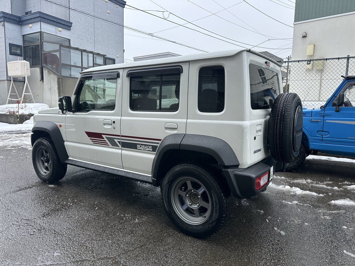 HT166's tweet photo. やっと来たぜ〜‼️‼️‼️
ジムニーノマド🚙💨
ダサいかな？本当につけます？なんて言ってたサイドデカールも、良いじゃん👌

とりあえず在庫で余ってたレイズ履かせた！

これからウチの166Racingデモカーとして、変身してもらいます🥺 https://t.co/oWL89pBzTu
