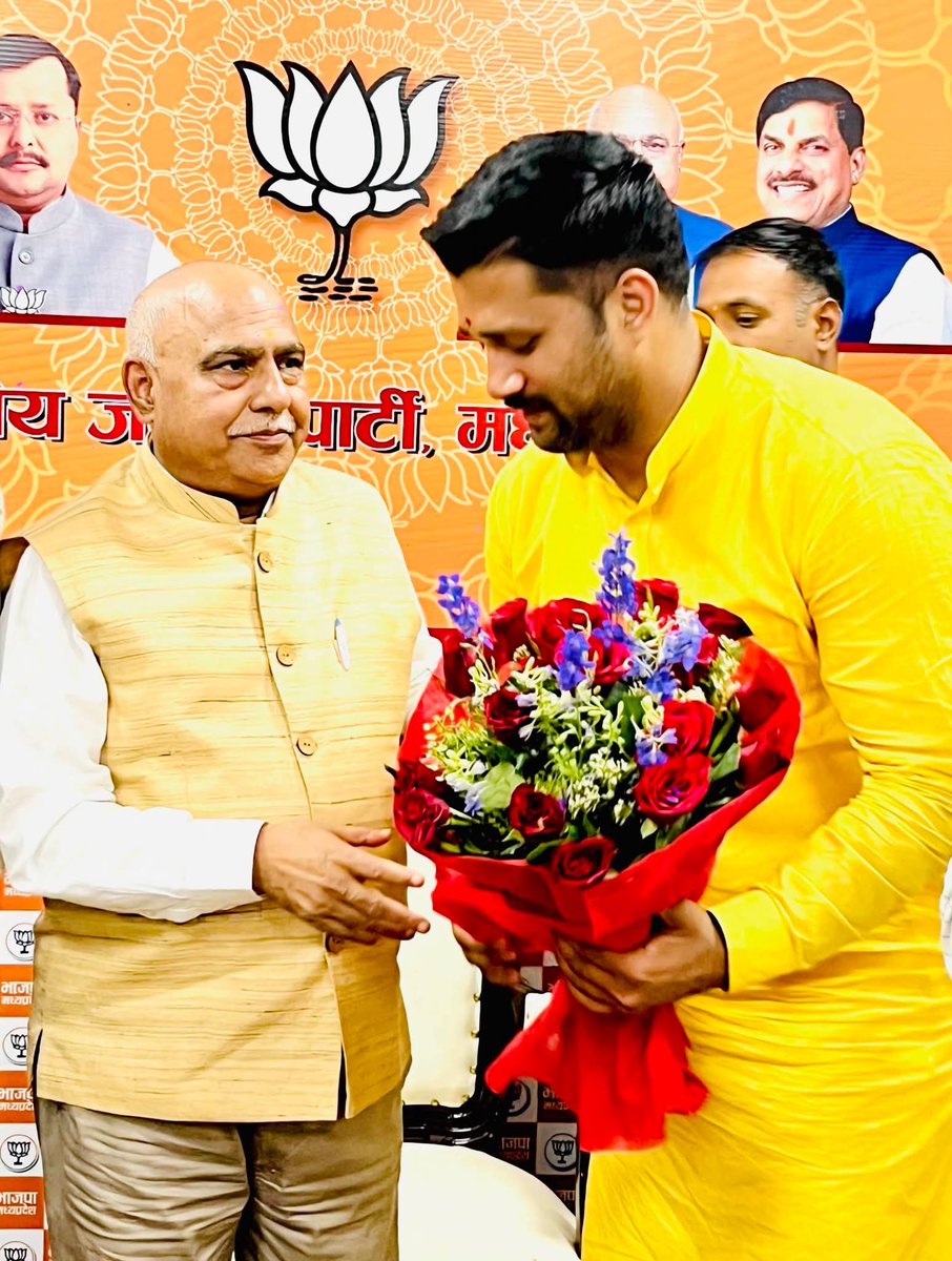 BhashitDixit's tweet photo. मध्यप्रदेश भारतीय जनता पार्टी के यशस्वी अध्यक्ष आदरणीय श्री हेमंत खंडेलवाल जी भाईसाहब से जिला उपाध्यक्ष का नवीन दायित्व प्राप्त होने के पश्चात शिष्टाचार भेंट कर उनका आशीर्वाद  प्राप्त किया।
@Hkhandelwal1964 
@BJP4India @BJP4MP @BJP4Bhopal https://t.co/6mZ0sZO9OR