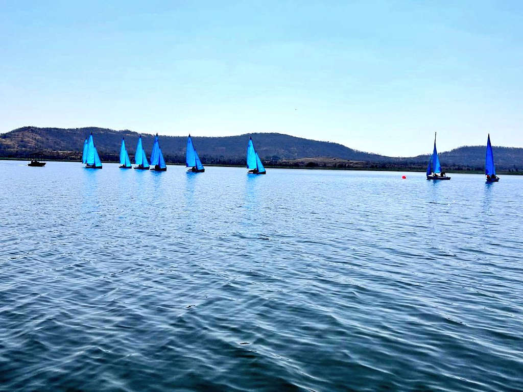 PRODefDehradun's tweet image. #BengalSappers
#WaterSports

BEG &amp;amp; Centre, Roorkee Water Sports Team under UB Area participated in Central Command Sailing Regatta Competition 2026 at @ArmyWarCollege, Mhow!

Team of Bengal Sappers won two out of three events. Winning 2 Gold medals 🥇 these young water warriors