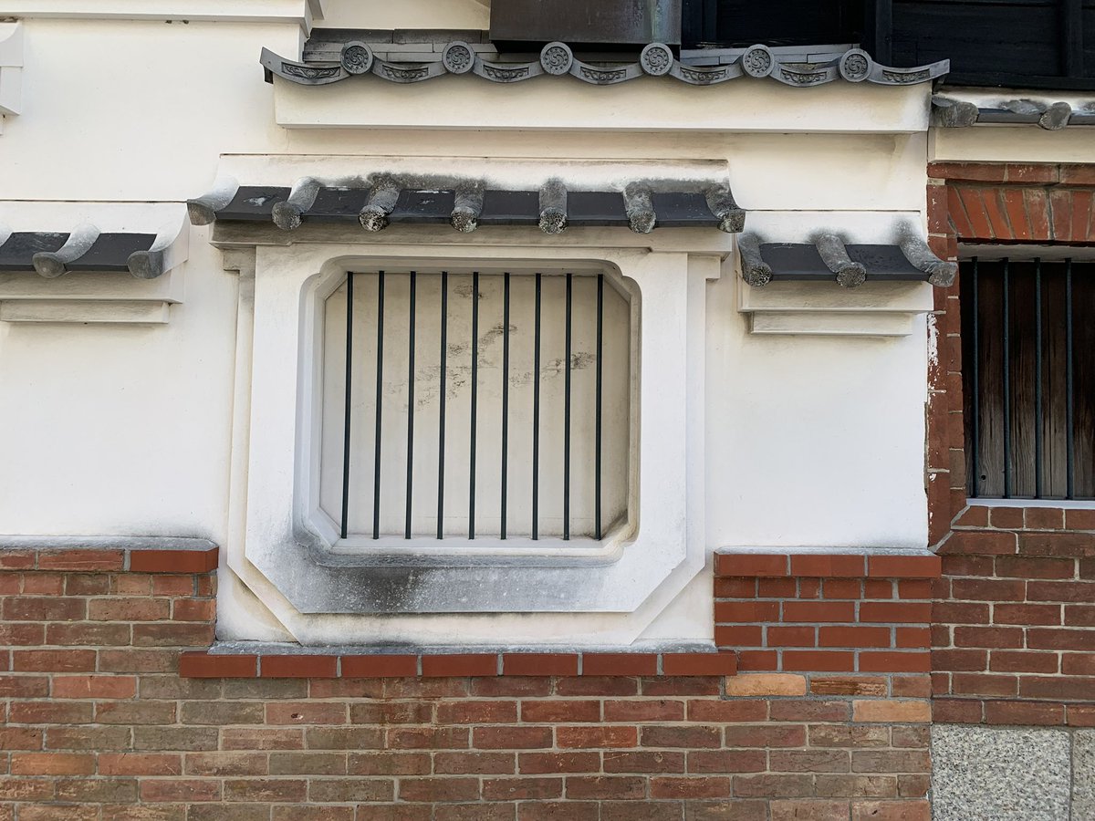 HiroTakeuchi's tweet image. Old traditional Japanese 'Kurazukuri-style' windows.

#traditionaljapanesehouse
#oldjapanesehouse
#window
#蔵造りの家
#窓