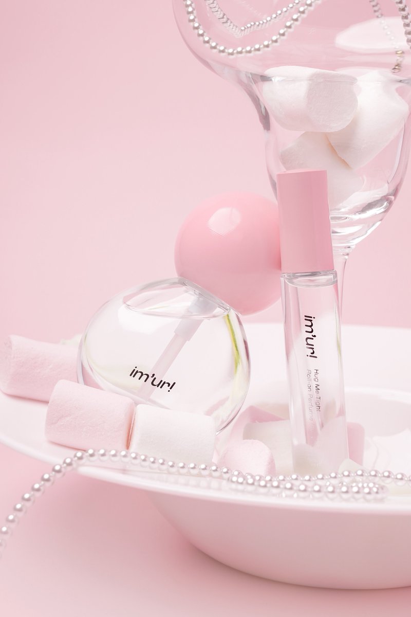 น้ำหอมแอมยัวร์ hug me tight บ้าง ห่างหายไปนาน มีคนคิดถึงบ่5555 
รอบนี้ oil perfume จาก 5 ml เป็น 10 ml แล้วก็มีแบบสเปรย์มาให้ด้วย 30 ml จ้า