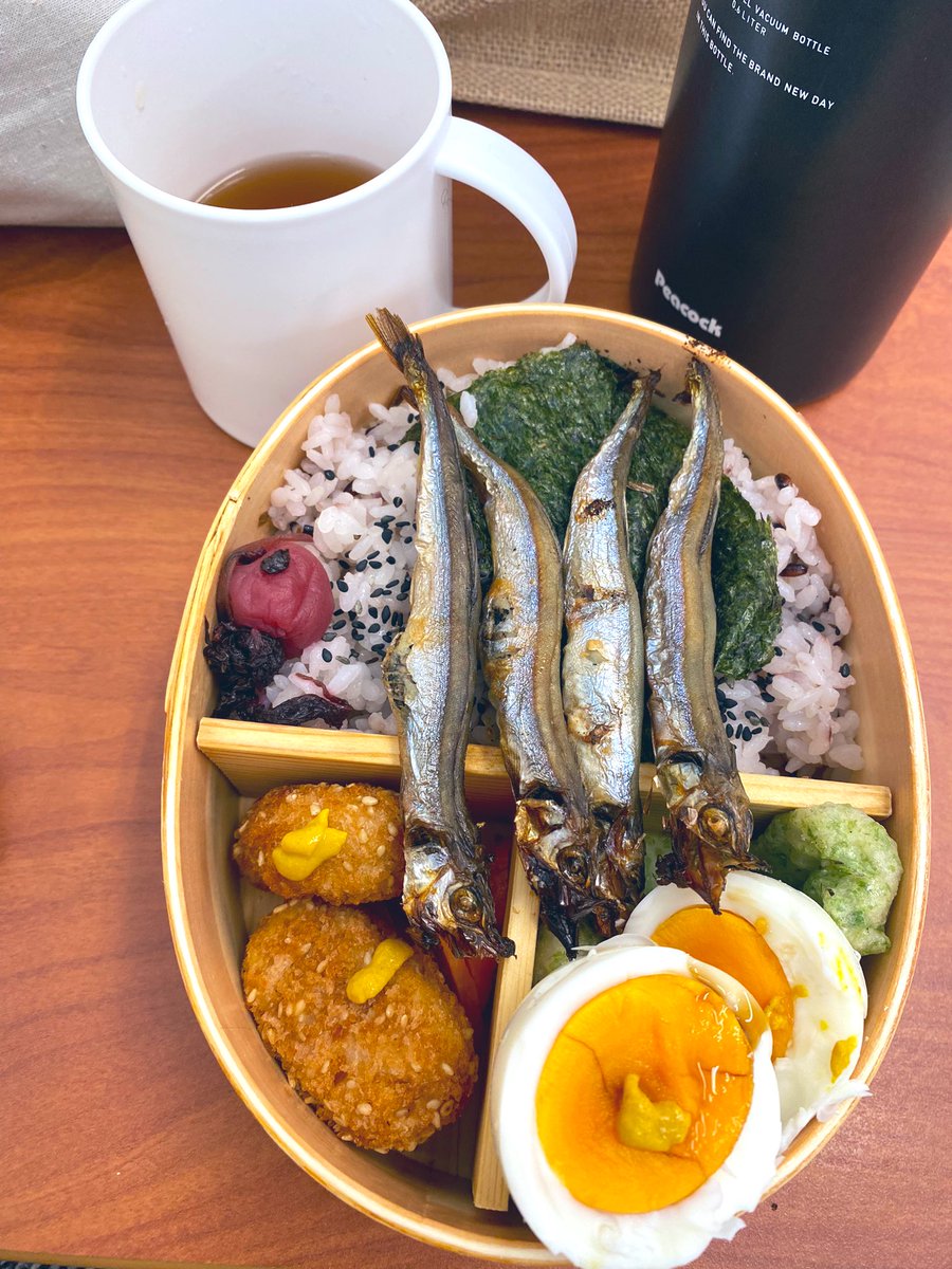 TRAVELMINTS's tweet image. 土曜日のお弁当いただきます🙏
焼きししゃも弁当🐟
午後からもやるか….😑
ご飯は北海道のななつぼしに黒米を混ぜたもの✴︎🤍🖤🍚
#お弁当
#お弁当記録
#lunchbox