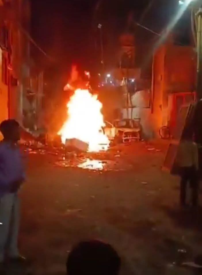 दिल्ली के उत्तम नगर में भारी हंगामा।

गुस्साए हिंदू समुदाय ने तरुण के हत्यारों के घर पर हमला कर दिया।

बताया जा रहा है कि आक्रोशित भीड़ घर के अंदर घुस गई और वाहनों में आग लगा दी।

होली के दिन एक ज@हादी भीड़ ने तरुण को पीट-पीटकर मा@र डाला था।

तरुण के लिए न्याय की मांग को लेकर