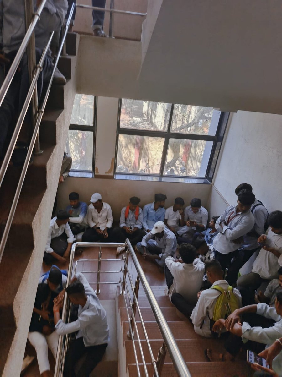 स्वयंम योजनेच्या जागेमध्ये वाढ करण्यात यावी यासाठी बुधवारीआदिवासी भवन येथे ठिय्या आंदोलन विद्यार्थ्यांनी केले माआयुक्त यांनी शिष्टमंडळासोबत चर्चा केली8 दिवसाचा वेळ द्याअसे सांगितले8दिवसांमध्ये तोडगान निघाल्यास 17मार्चआदिवासी मंत्राच्या घरासमोरआंदोलन करण्यात येईलअसा निर्धार केला