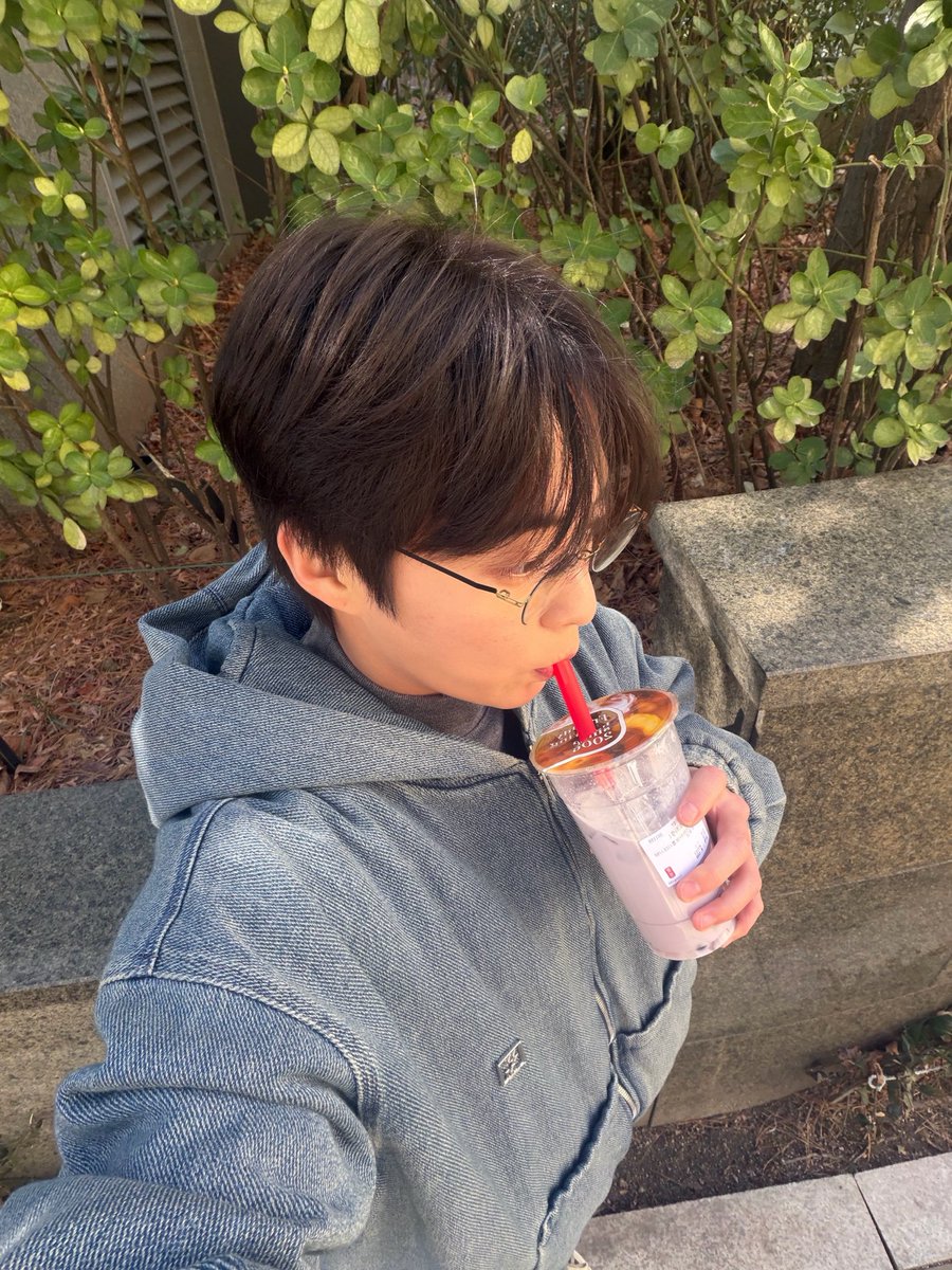BaseMinseok's tweet photo. 03062026
XIUMIN BUBBLE 🫧 
😸: 사람 너무 많아서 밖에서 기다리는중....앉을곳이없어..

😸: waiting outside because it’s packed with people… leaving me with no place to sit https://t.co/8RAahCB6NZ