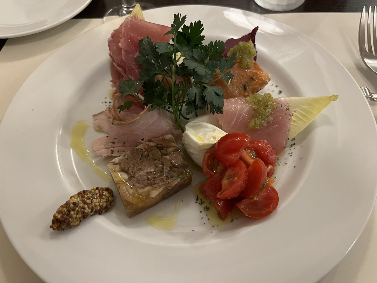 スポンサーをしていただいている
インペリアルグループ 清水会長と食事へ。

大阪のタイトルマッチにも応援に来ていただきました。

格闘技の話だけでなく
経営やビジネスの話まで本当に勉強になる時間でした。

「SNS頑張れよ」と言っていただいたので
まずは行動🔥
#GRACHAN
#小林大介
#ダチョウ王子