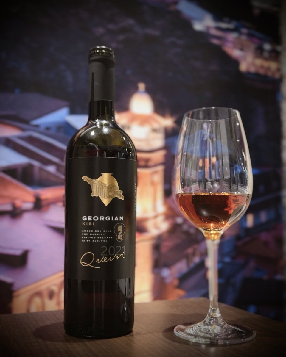 シュクメルリ

最近「松屋」でこの料理を知った方も多いかもしれません。

本場ではパンと一緒に、ソースを最後まで楽しみます。
そして、この料理にぜひ合わせていただきたいのが、ジョージアのKISIという白ワインです。

松屋でシュクメルリを知った方、ぜひ一度、本場の味もぜひお試しください。