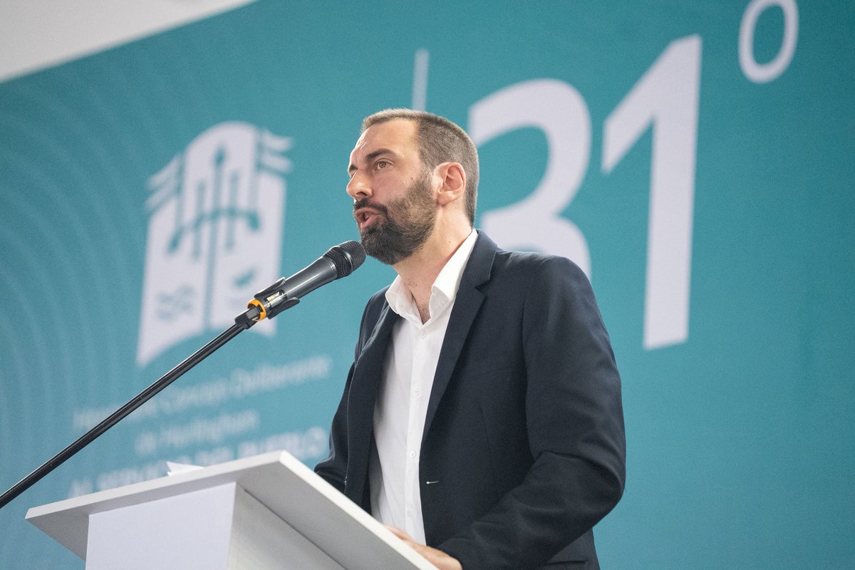 DamianSelci's tweet photo. APERTURA DE SESIONES 2026 

Esta tarde dimos inicio a un nuevo Período de Sesiones Ordinarias del HCD junto a los concejales, nuestro gabinete y miles de vecinos y vecinas. 

2024 fue el año de la reconstrucción y en 2025 pudimos avanzar. Hicimos 50.000m² de bacheo, una nueva guardia del hospital, instalamos 500 cámaras de vigilancia y un Anillo Digital. También innovamos con la Clínica Veterinaria, el Polo Educativo y la Escuela de Jóvenes Conductores. Por eso en 2026, vamos a consolidar con fuerza este camino con más inversión en seguridad y obras para que Hurlingham siga desarrollándose: con la Repavimentación de Av. Vergara, con 3000 luminarias nuevas, con más seguridad sumando 100 agentes del CPC y 100 cámaras de seguridad extra, una nueva sede del Polo Educativo en Villa Tesei, una nueva Sala de Partos en el Hospital San Bernardino y una plaza nueva por mes en los barrios.

Presentamos también la campaña INFANCIA SIN CELULAR. Le vamos a dar fuerza a las familias para que puedan controlar el tiempo de pantallas de sus hijos.