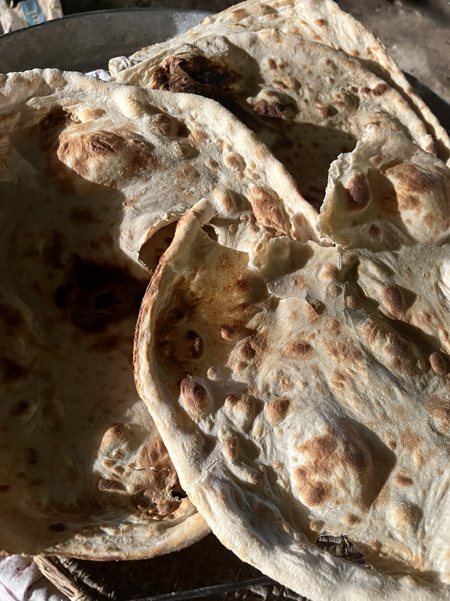 خبز حار بالتنور حار ومكسب