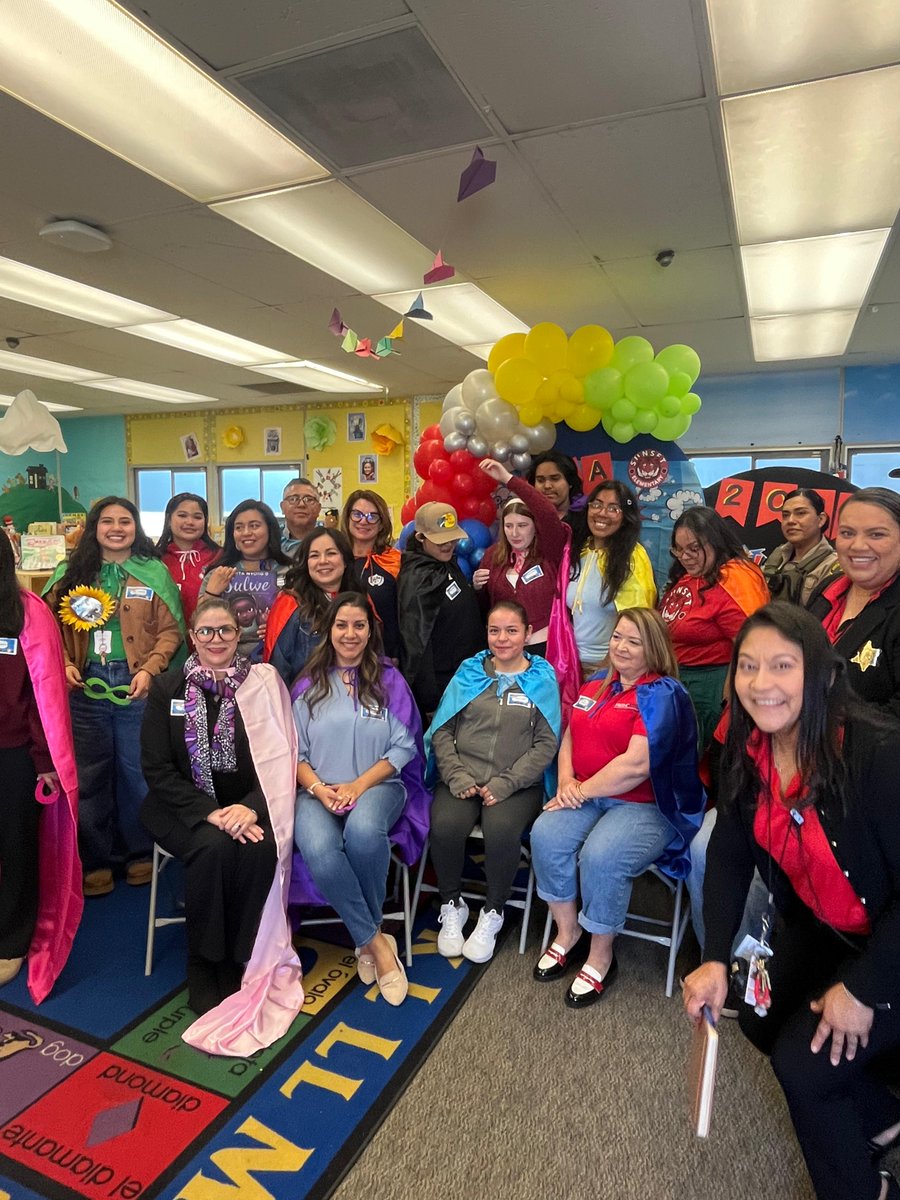 ConsulMexFresno's tweet image. Nos unimos al #ReadAcrossAmericaDay 📚 compartiendo con estudiantes binacionales la lectura de un libro sobre una heroína de la Independencia de México 🇲🇽, y conversamos sobre la importancia de la lectura como herramienta que impulsa el aprendizaje.
@IME_SRE  @SRE_mx