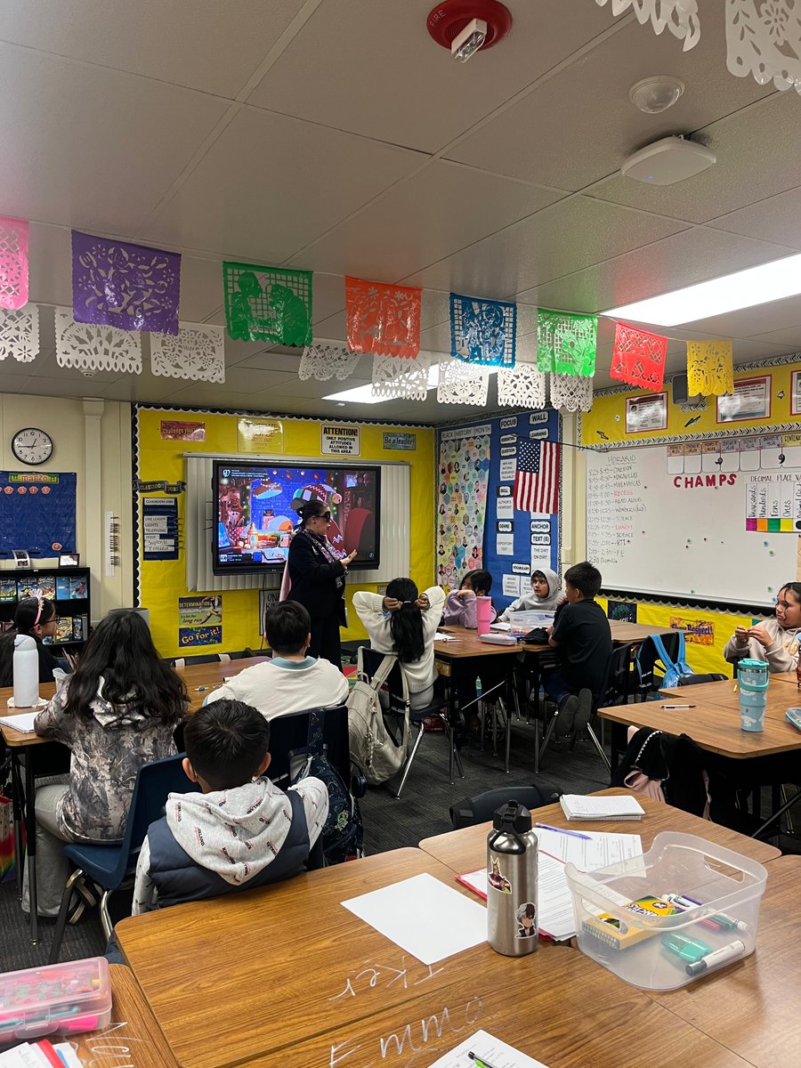ConsulMexFresno's tweet image. Nos unimos al #ReadAcrossAmericaDay 📚 compartiendo con estudiantes binacionales la lectura de un libro sobre una heroína de la Independencia de México 🇲🇽, y conversamos sobre la importancia de la lectura como herramienta que impulsa el aprendizaje.
@IME_SRE  @SRE_mx