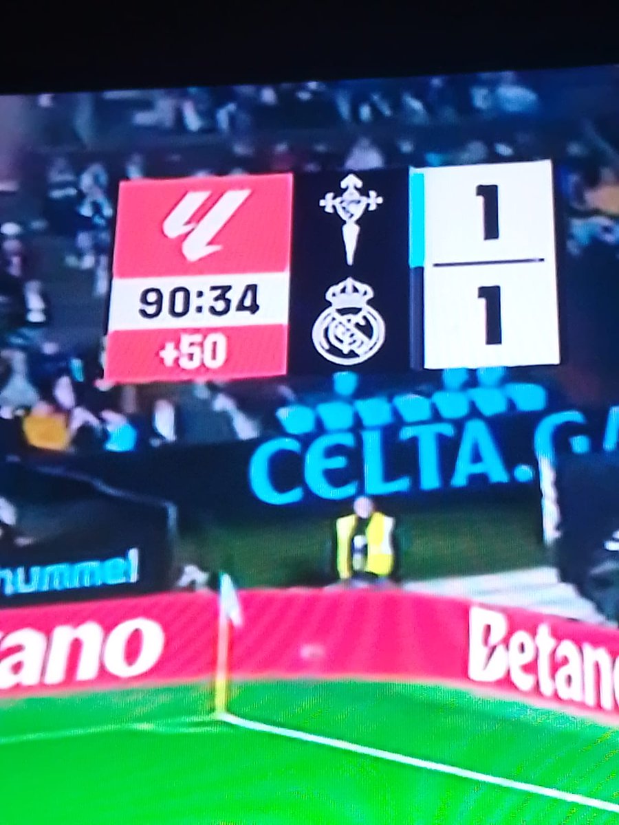 El Madrid con el árbitro Isidro Díaz de Mera,no conoce la derrota.

Les a arbitrado en 12 ocasiones en con un balance de 10 victorias y 2 empates para los blancos

Dándoles el tiempo añadido que necesiten,no pitando faltas previas ni penaltis no pitados al Equipo rival del Madrid