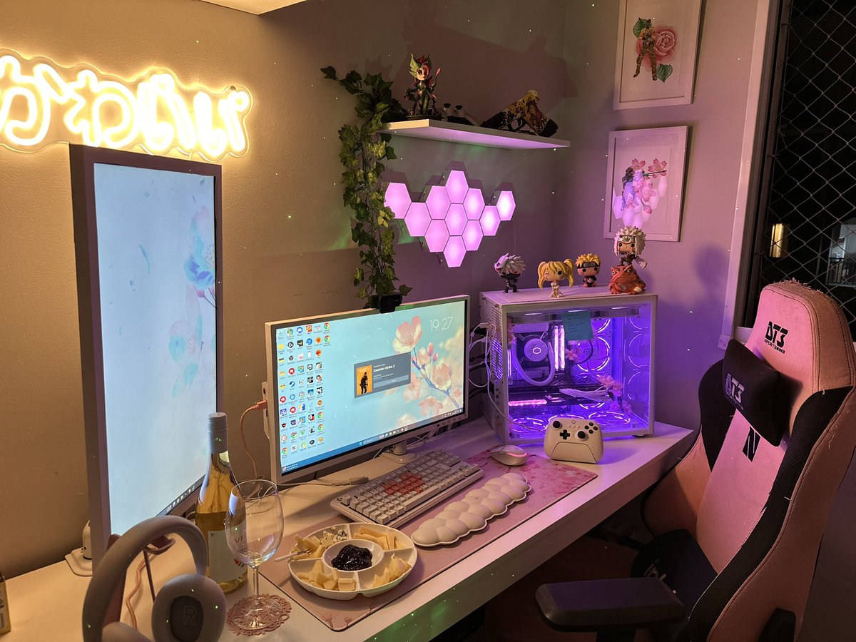 AMD22k's tweet photo. nem todo mundo teve condições de realizar sonhos na idade “certa” 🤷‍♀️

sou feliz c meu quartinho de adolescente 💞🥰 https://t.co/iZLwUEbrQV