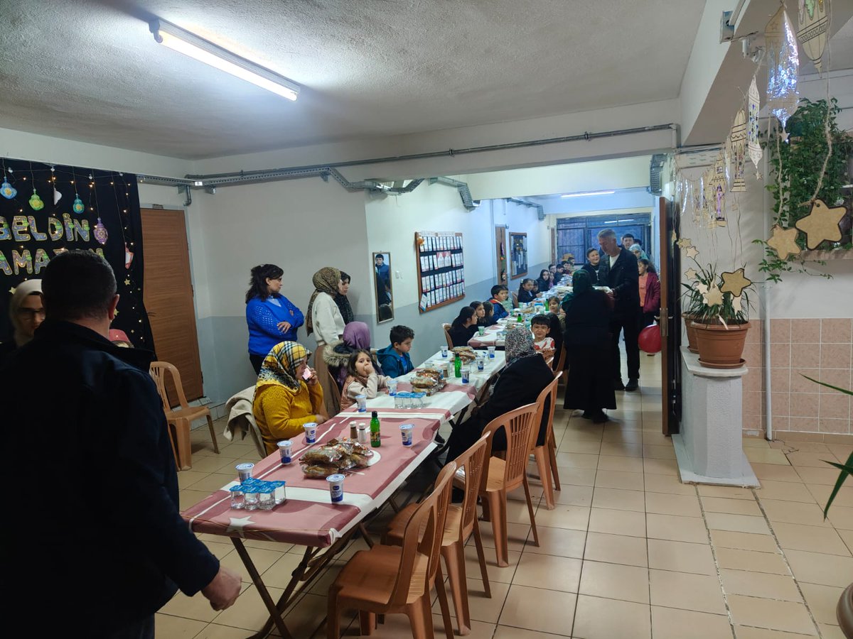 Kaymakamımız Sn. Ramazan Çelebi, Buğdaylı İlkokulunda öğrenci, öğretmen ve ilçe protokolünün katılımıyla gerçekleştirilen iftar programına katıldı. Ramazan ayının bereket ve manevi huzurunun hissedildiği programda birlik ve beraberliğin önemi bir kez daha vurgulandı. 🌙