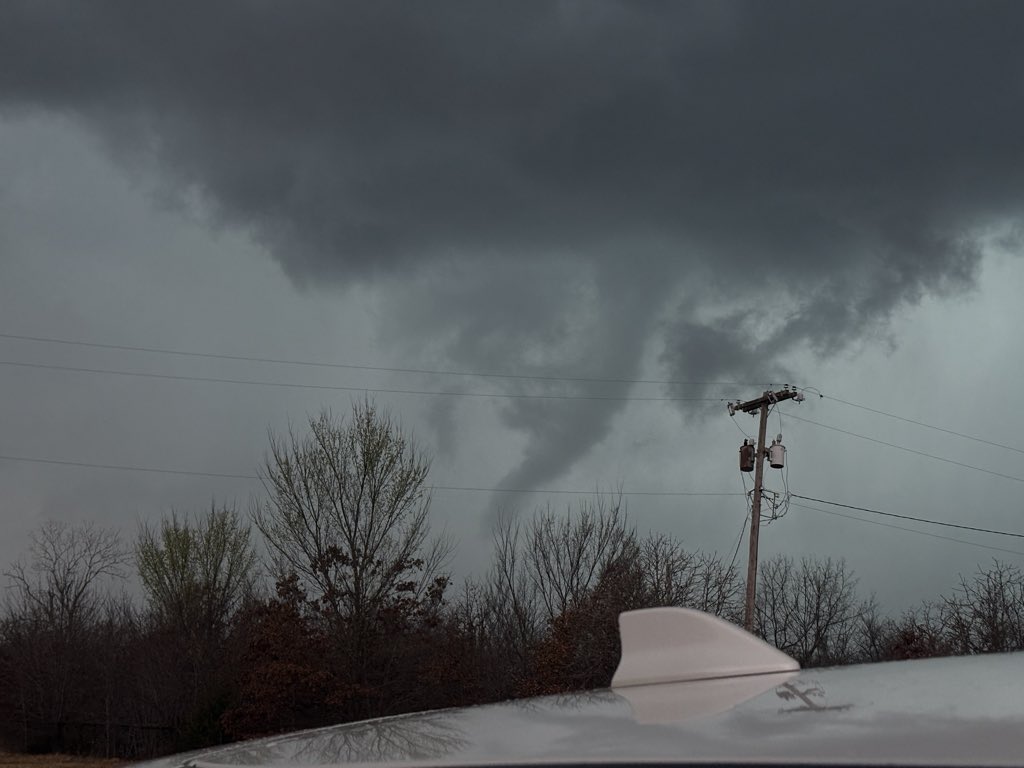 Weather_Kid6's tweet photo. Awesome tornado near Bristow Oklahoma, has since roped out. #okwx https://t.co/JfHs99XXrx