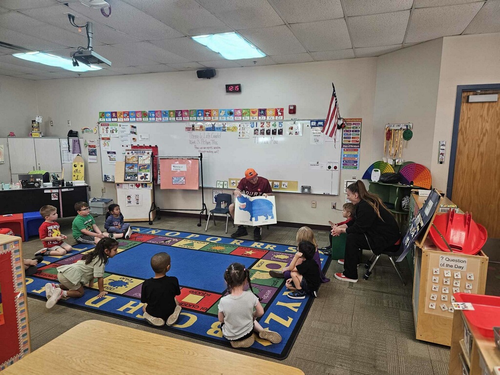 CSDESCoyotes's tweet photo. Thank you to our Ottawa guest reader, Austin, for reading in Mrs. Jago’s preschool class today! Our students loved the story time and enjoyed the special visit. We appreciate you sharing your time and love of reading with our littlest learners! ❤️📖 https://t.co/D91Y7Z4ihr
