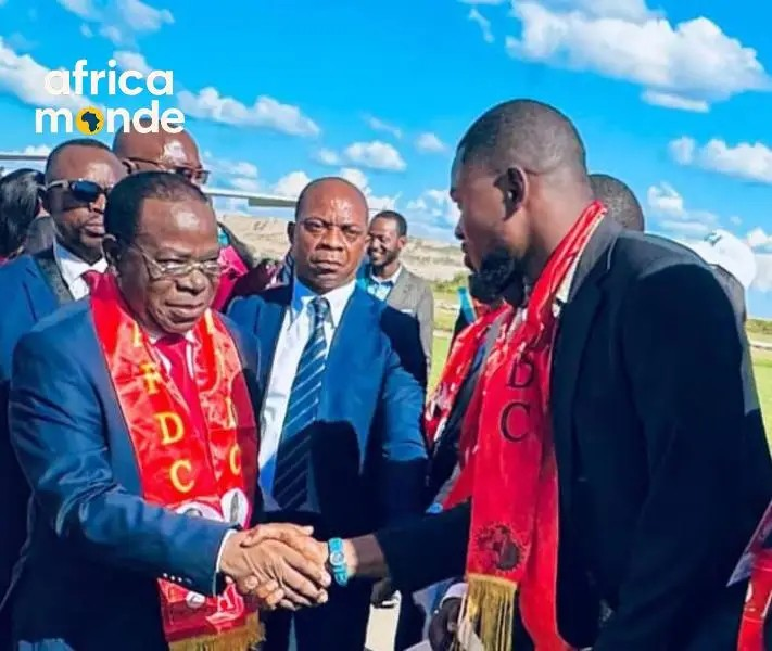 mediacongo's tweet photo. Affaire changement de la #Constitution: Teddy Kawanga, membre de l'#AFDCA/#HautKatanga, s'oppose à la logique de "discipline politique" imposée à Bahati Lukwebo. Il affirme que les questions constitutionnelles relèvent de la souveraineté du peuple et non du contrôle d'une autorité morale de coalition !