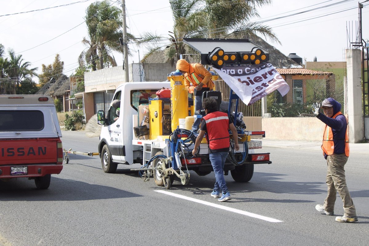 GeoPacheqo's tweet photo. Gracias al trabajo coordinado del gobernador, @armentapuebla_ y de nuestro Presidente, iniciaron los trabajos de señalización y pintura en la cinta asfáltica del tramo que comprende de Los Pilares a Casa Blanca, acciones que permitirán mejorar la seguridad vial, la movilidad https://t.co/Nsj5xWB9ED